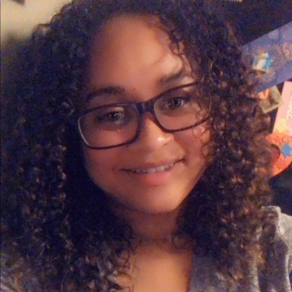 Meet your Posher! - Picture 2 of 8